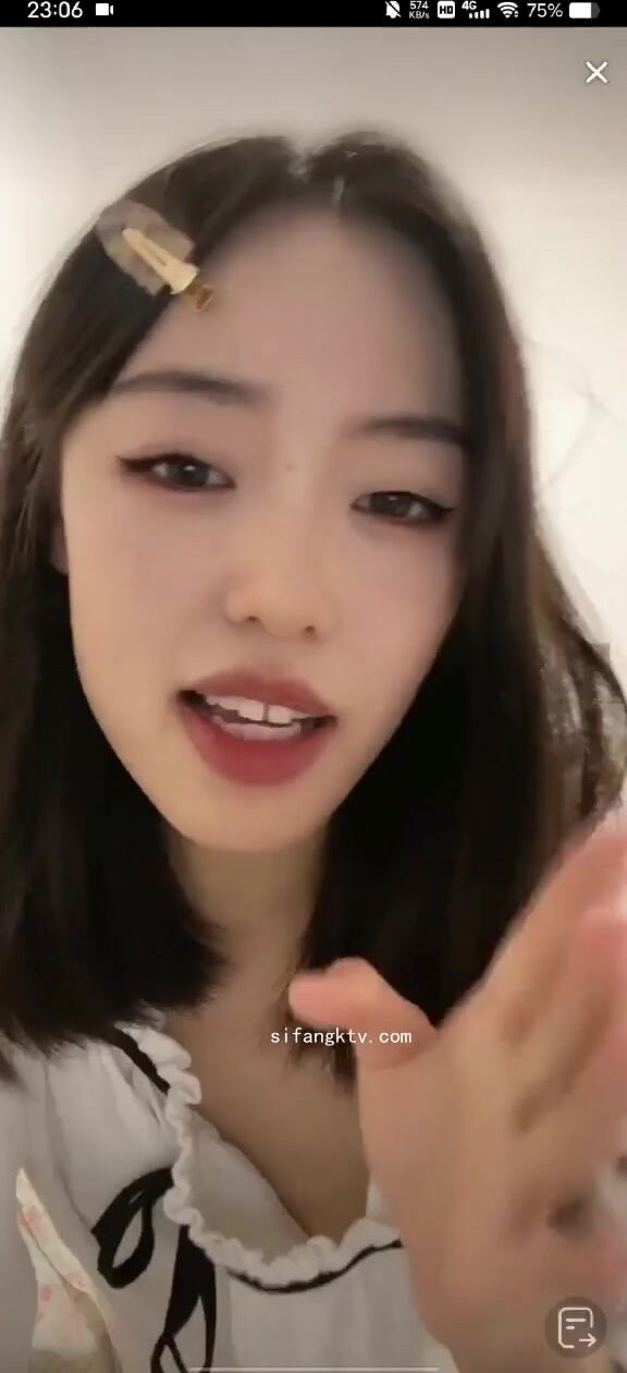 最新《瘋狂抖音》外篇之《抖音擦邊3》顏值主播直播各顯神通 閃現 走光露點 刷邊PK (145)