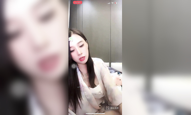 最新《瘋狂抖音》外篇之《抖音擦邊3》顏值主播直播各顯神通 閃現 走光露點 刷邊PK (142)