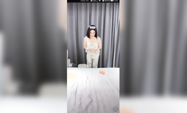 最新《瘋狂抖音》外篇之《抖音擦邊3》顏值主播直播各顯神通 閃現 走光露點 刷邊PK (66)