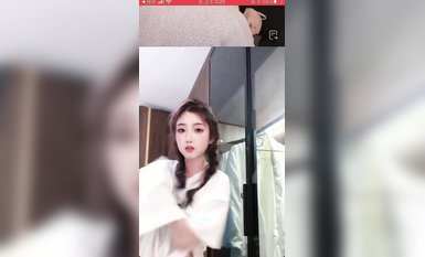 最新《瘋狂抖音》外篇之《抖音擦邊3》顏值主播直播各顯神通 閃現 走光露點 刷邊PK (38)