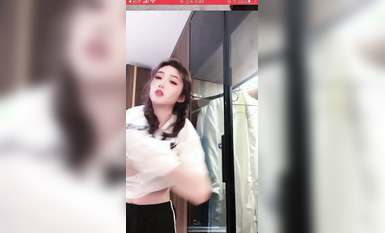 最新《瘋狂抖音》外篇之《抖音擦邊3》顏值主播直播各顯神通 閃現 走光露點 刷邊PK (38)