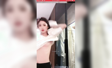 最新《瘋狂抖音》外篇之《抖音擦邊3》顏值主播直播各顯神通 閃現 走光露點 刷邊PK (38)