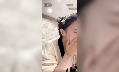 最新《瘋狂抖音》外篇之《抖音擦邊3》顏值主播直播各顯神通 閃現 走光露點 刷邊PK (69)