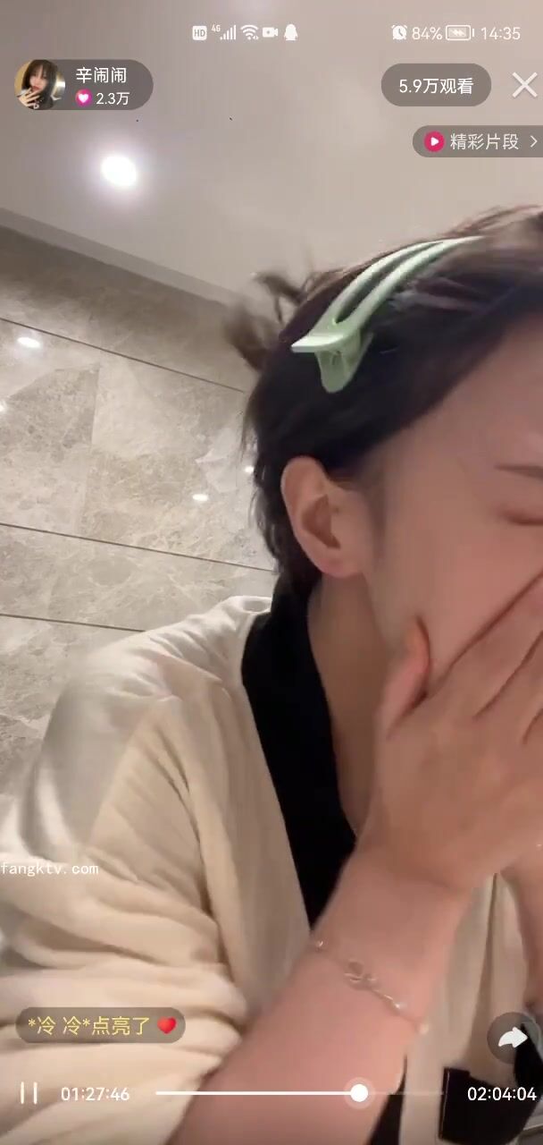 最新《瘋狂抖音》外篇之《抖音擦邊3》顏值主播直播各顯神通 閃現 走光露點 刷邊PK (69)