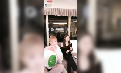 最新《瘋狂抖音》外篇之《抖音擦邊3》顏值主播直播各顯神通 閃現 走光露點 刷邊PK (19)