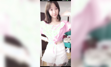 最新《瘋狂抖音》外篇之《抖音擦邊3》顏值主播直播各顯神通 閃現 走光露點 刷邊PK (127)