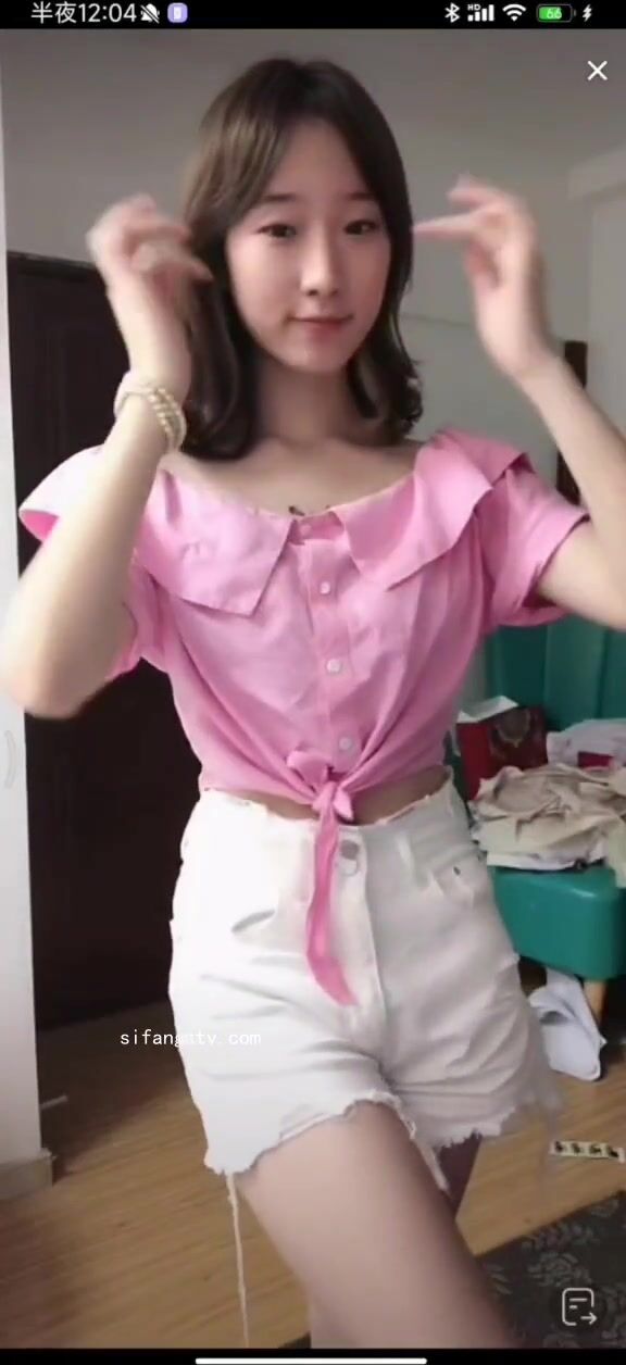 最新《瘋狂抖音》外篇之《抖音擦邊3》顏值主播直播各顯神通 閃現 走光露點 刷邊PK (127)