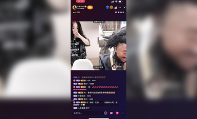 最新《瘋狂抖音》外篇之《抖音擦邊3》顏值主播直播各顯神通 閃現 走光露點 刷邊PK (91)