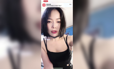 最新《瘋狂抖音》外篇之《抖音擦邊3》顏值主播直播各顯神通 閃現 走光露點 刷邊PK (104)