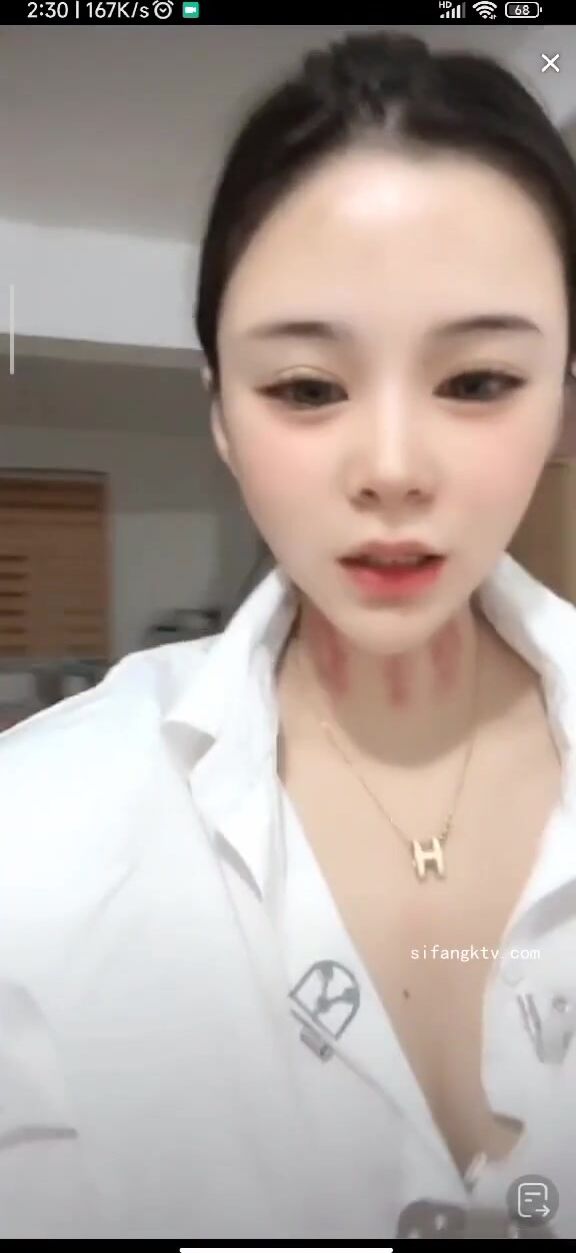 最新《瘋狂抖音》外篇之《抖音擦邊3》顏值主播直播各顯神通 閃現 走光露點 刷邊PK (149)