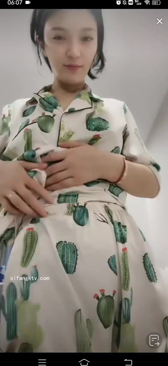 最新《瘋狂抖音》外篇之《抖音擦邊3》顏值主播直播各顯神通 閃現 走光露點 刷邊PK (160)