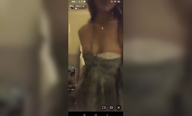 最新《瘋狂抖音》外篇之《抖音擦邊3》顏值主播直播各顯神通 閃現 走光露點 刷邊PK (100)