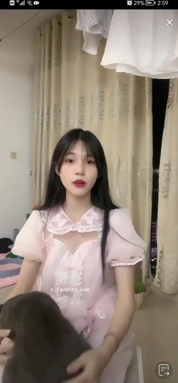 最新《瘋狂抖音》外篇之《抖音擦邊3》顏值主播直播各顯神通 閃現 走光露點 刷邊PK (54)