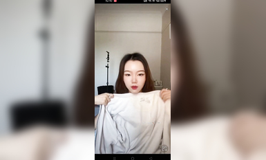 最新《瘋狂抖音》外篇之《抖音擦邊3》顏值主播直播各顯神通 閃現 走光露點 刷邊PK (173)