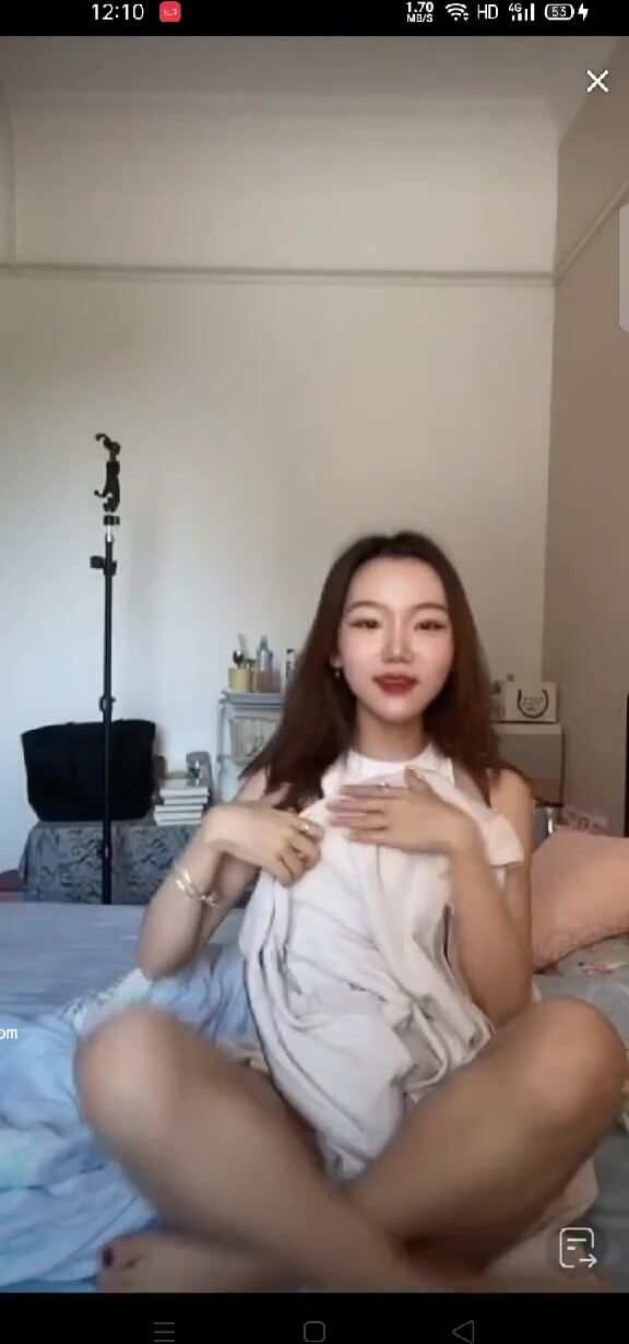 最新《瘋狂抖音》外篇之《抖音擦邊3》顏值主播直播各顯神通 閃現 走光露點 刷邊PK (173)