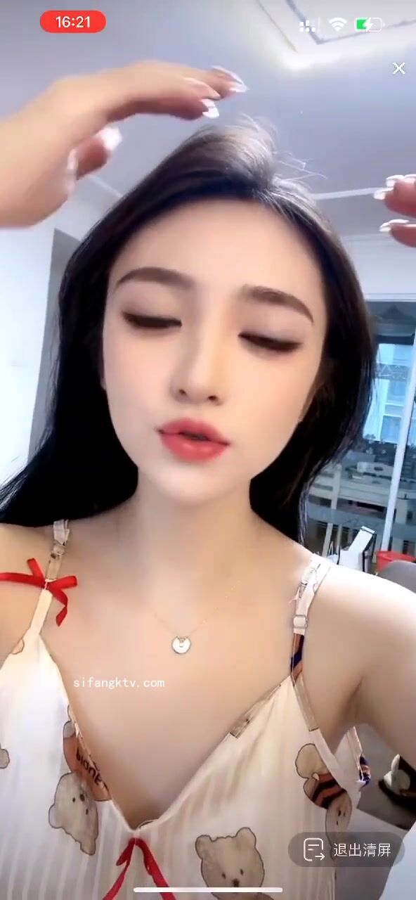 最新《瘋狂抖音》外篇之《抖音擦邊3》顏值主播直播各顯神通 閃現 走光露點 刷邊PK (68)