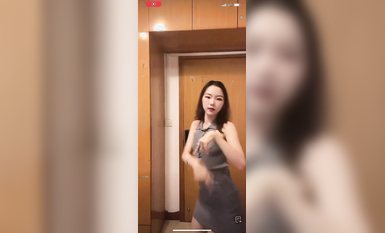 最新《瘋狂抖音》外篇之《抖音擦邊3》顏值主播直播各顯神通 閃現 走光露點 刷邊PK (141)