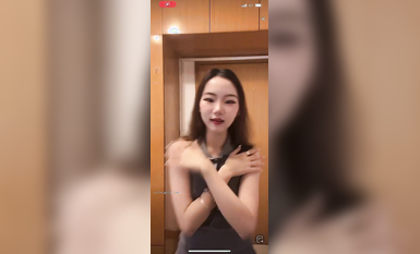 最新《瘋狂抖音》外篇之《抖音擦邊3》顏值主播直播各顯神通 閃現 走光露點 刷邊PK (141)