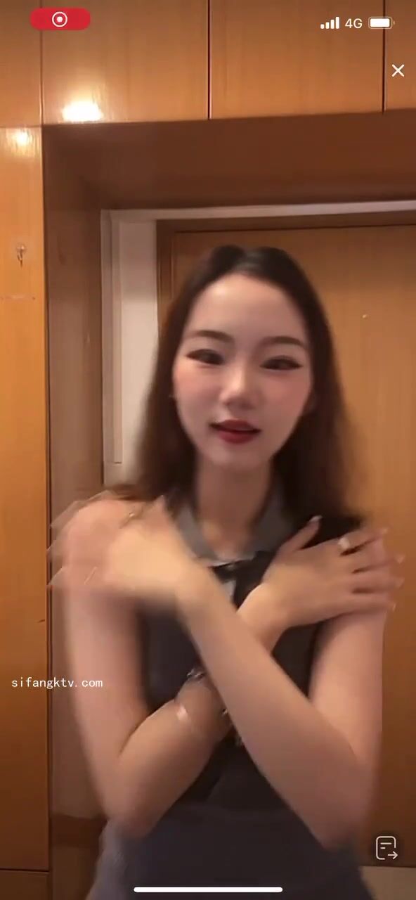 最新《瘋狂抖音》外篇之《抖音擦邊3》顏值主播直播各顯神通 閃現 走光露點 刷邊PK (141)