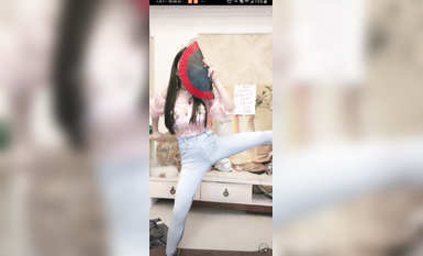 最新《瘋狂抖音》外篇之《抖音擦邊3》顏值主播直播各顯神通 閃現 走光露點 刷邊PK (79)