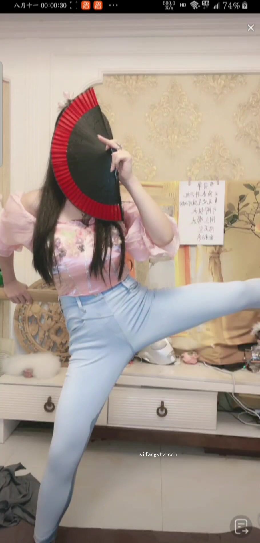 最新《瘋狂抖音》外篇之《抖音擦邊3》顏值主播直播各顯神通 閃現 走光露點 刷邊PK (79)