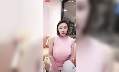 最新《瘋狂抖音》外篇之《抖音擦邊3》顏值主播直播各顯神通 閃現 走光露點 刷邊PK (183)