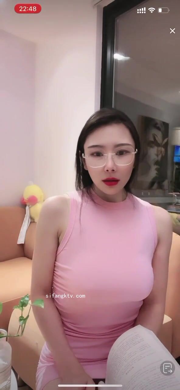 最新《瘋狂抖音》外篇之《抖音擦邊3》顏值主播直播各顯神通 閃現 走光露點 刷邊PK (183)