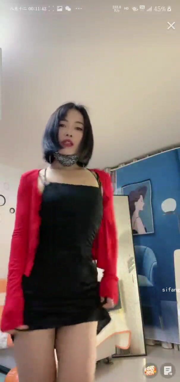 最新《瘋狂抖音》外篇之《抖音擦邊3》顏值主播直播各顯神通 閃現 走光露點 刷邊PK (83)