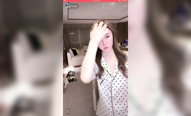 最新《瘋狂抖音》外篇之《抖音擦邊3》顏值主播直播各顯神通 閃現 走光露點 刷邊PK (41)