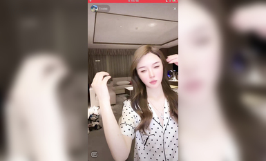 最新《瘋狂抖音》外篇之《抖音擦邊3》顏值主播直播各顯神通 閃現 走光露點 刷邊PK (41)