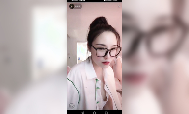 最新《瘋狂抖音》外篇之《抖音擦邊3》顏值主播直播各顯神通 閃現 走光露點 刷邊PK (134)