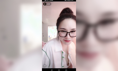 最新《瘋狂抖音》外篇之《抖音擦邊3》顏值主播直播各顯神通 閃現 走光露點 刷邊PK (134)