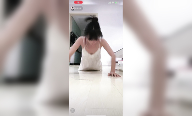 最新《瘋狂抖音》外篇之《抖音擦邊3》顏值主播直播各顯神通 閃現 走光露點 刷邊PK (135)