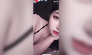 最新《瘋狂抖音》外篇之《抖音擦邊3》顏值主播直播各顯神通 閃現 走光露點 刷邊PK (33)