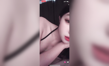 最新《瘋狂抖音》外篇之《抖音擦邊3》顏值主播直播各顯神通 閃現 走光露點 刷邊PK (33)