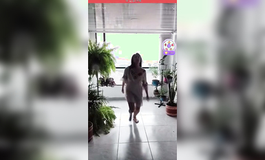 最新《瘋狂抖音》外篇之《抖音擦邊3》顏值主播直播各顯神通 閃現 走光露點 刷邊PK (180)