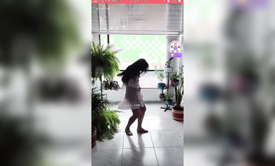 最新《瘋狂抖音》外篇之《抖音擦邊3》顏值主播直播各顯神通 閃現 走光露點 刷邊PK (180)