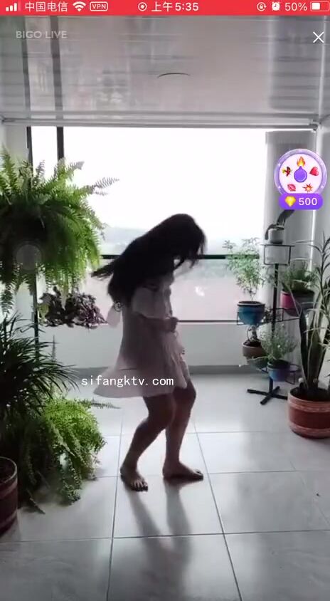 最新《瘋狂抖音》外篇之《抖音擦邊3》顏值主播直播各顯神通 閃現 走光露點 刷邊PK (180)