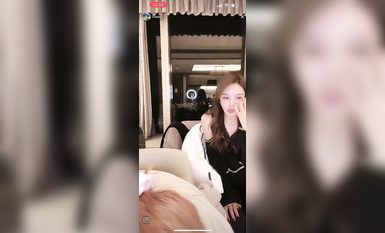 最新《瘋狂抖音》外篇之《抖音擦邊3》顏值主播直播各顯神通 閃現 走光露點 刷邊PK (18)