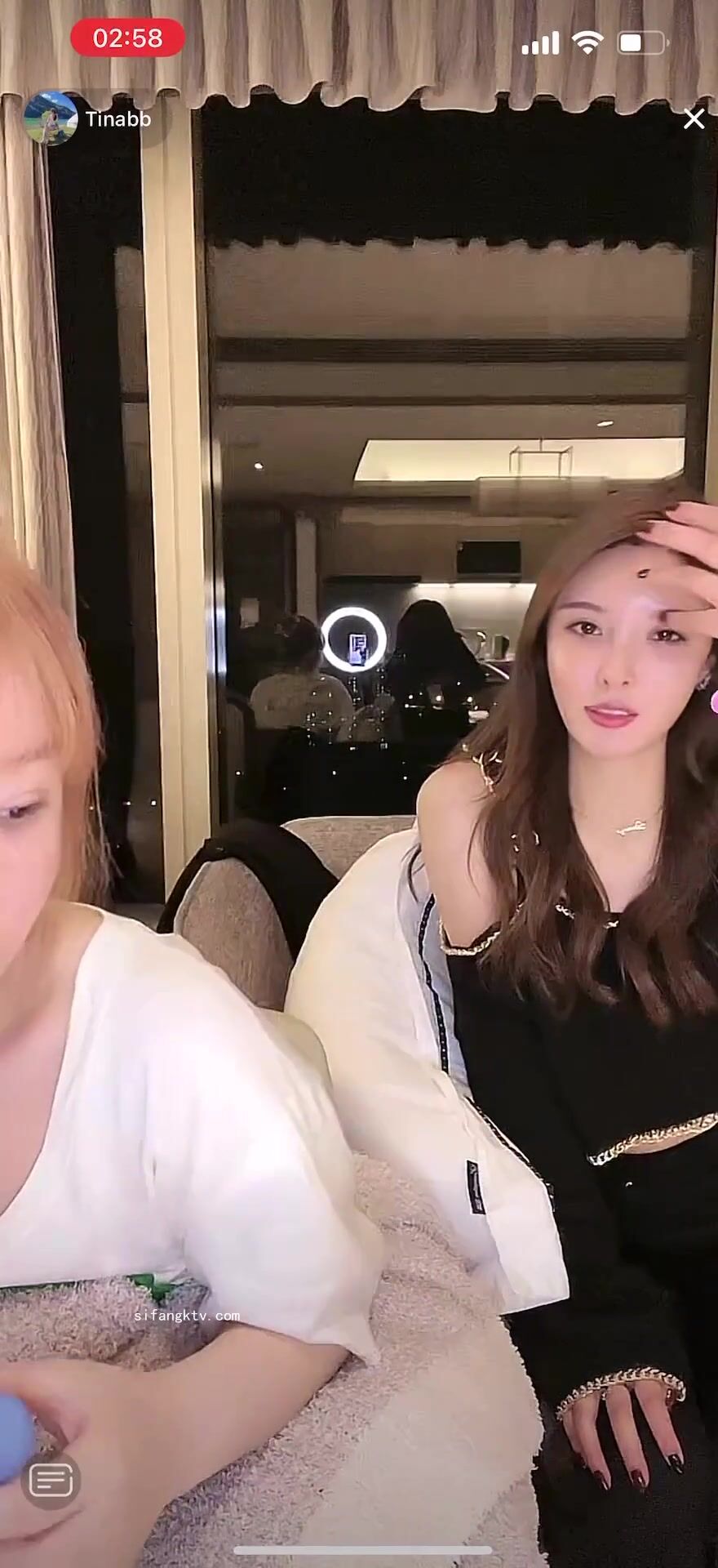 最新《瘋狂抖音》外篇之《抖音擦邊3》顏值主播直播各顯神通 閃現 走光露點 刷邊PK (18)