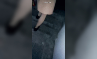 各種地方摸完女生翹臀或黑絲長腿就跑 各種尖叫聲 有的露臉 有的抄底 腎上腺素拉滿 太刺激 (25)