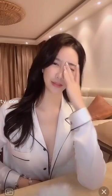 最新《瘋狂抖音》外篇之《抖音擦邊3》顏值主播直播各顯神通 閃現 走光露點 刷邊PK (59)