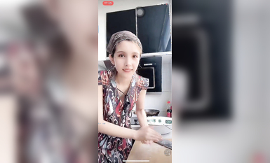 最新《瘋狂抖音》外篇之《抖音擦邊3》顏值主播直播各顯神通 閃現 走光露點 刷邊PK (131)