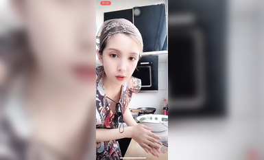 最新《瘋狂抖音》外篇之《抖音擦邊3》顏值主播直播各顯神通 閃現 走光露點 刷邊PK (131)