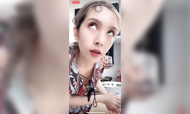 最新《瘋狂抖音》外篇之《抖音擦邊3》顏值主播直播各顯神通 閃現 走光露點 刷邊PK (131)