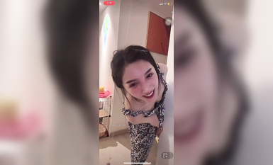 最新《瘋狂抖音》外篇之《抖音擦邊3》顏值主播直播各顯神通 閃現 走光露點 刷邊PK (223)