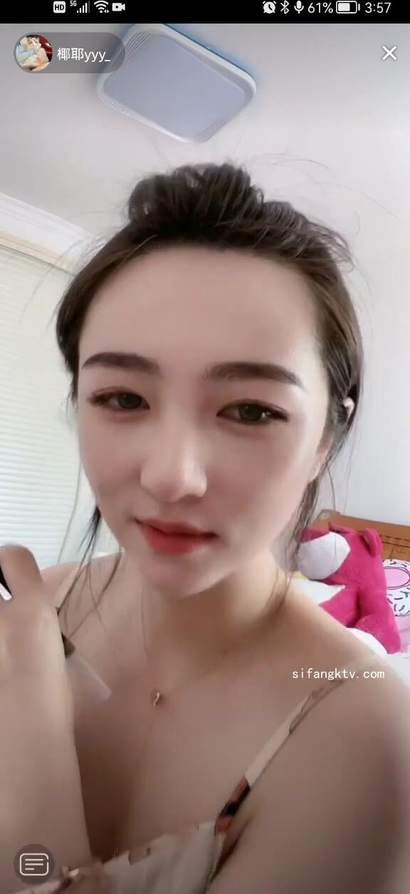 最新《瘋狂抖音》外篇之《抖音擦邊3》顏值主播直播各顯神通 閃現 走光露點 刷邊PK (29)