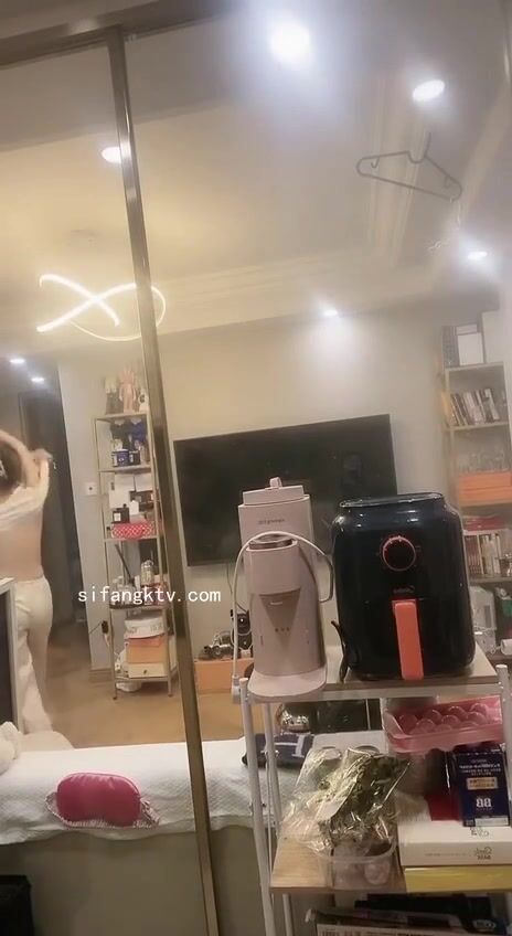 最新《瘋狂抖音》外篇之《抖音擦邊3》顏值主播直播各顯神通 閃現 走光露點 刷邊PK (170)