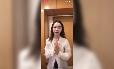 最新《瘋狂抖音》外篇之《抖音擦邊3》顏值主播直播各顯神通 閃現 走光露點 刷邊PK (144)