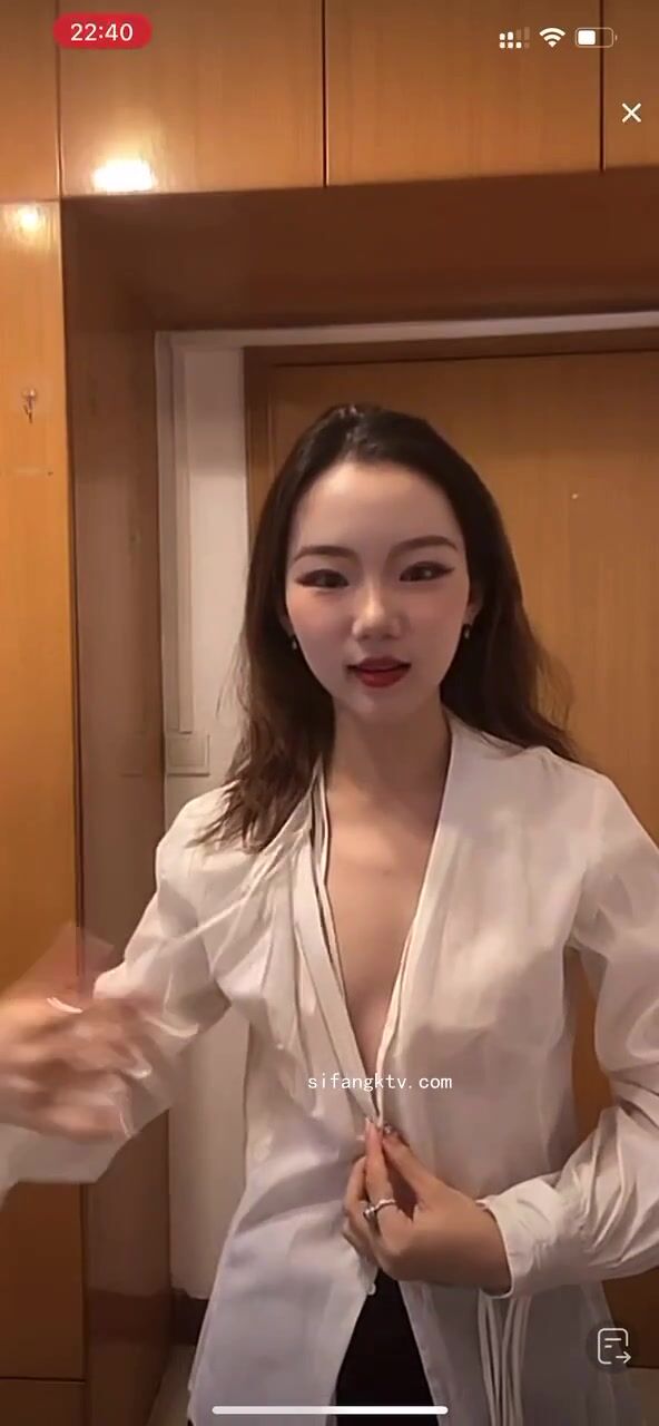 最新《瘋狂抖音》外篇之《抖音擦邊3》顏值主播直播各顯神通 閃現 走光露點 刷邊PK (144)